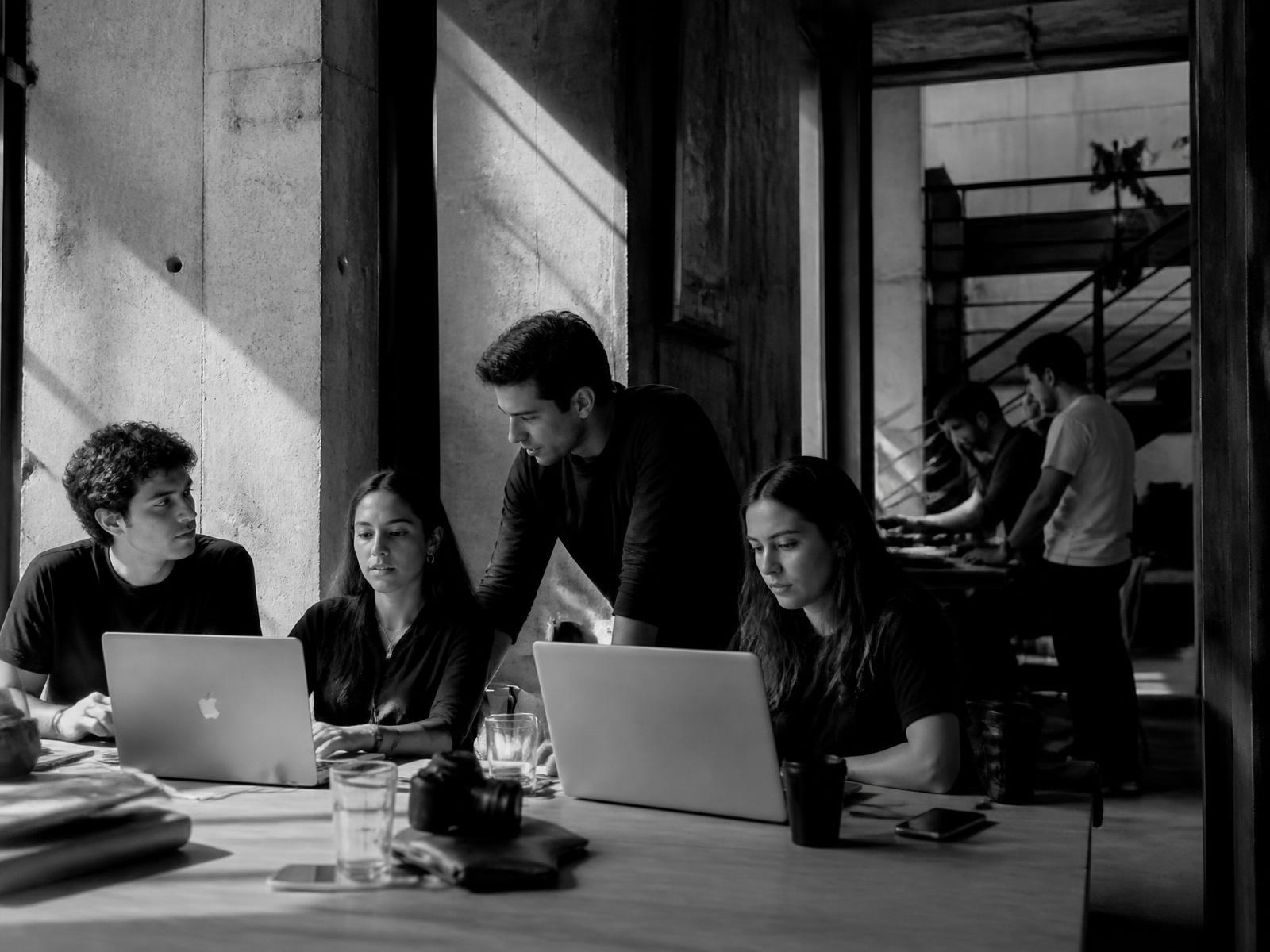 Miembros de una comunidad de fundadores compartiendo ideas
